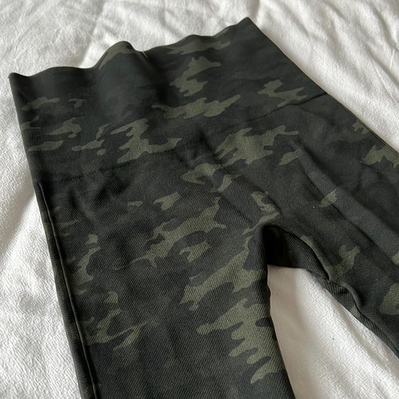 SPANX Booty Boost 7/8 Leggings CAMO - Picture 5 of 7